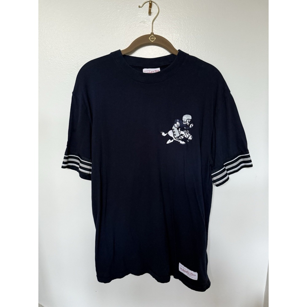 Dallas Cowboys T-Shirt With Embroidered Decals size Medium fits closer to small